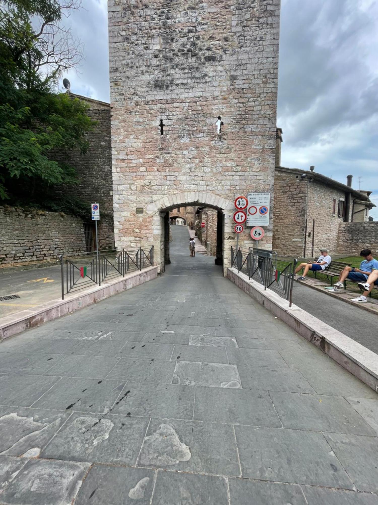 Apartamento Happy House - Porta San Giacomo Asís Exterior foto